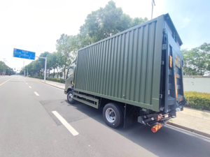 Camion utilitaire Howo à conduite à droite, 5 tonnes, caisse fermée, personnalisable avec hayon hydraulique relevable, camion de livraison de bananes - Product Image 6