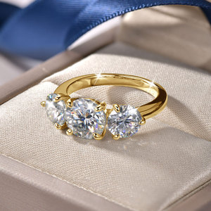 Bague de Fiançailles en Moissanite en Gros, Plaqué Or 14K, Sertie de Trois Pierres Rondes à Griffes, Cadeau d'Anniversaire de Mariage pour Hommes et Femmes - Product Image 3