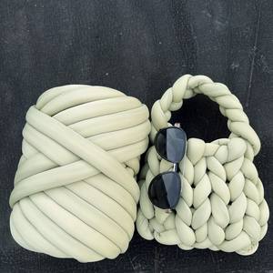 Filato Gigante in Velluto di Alta Qualità da 2,5 cm per Lavorazione a Maglia con le Braccia, Filato Grosso Intrecciato Lavabile in Lavatrice - Product Image 1