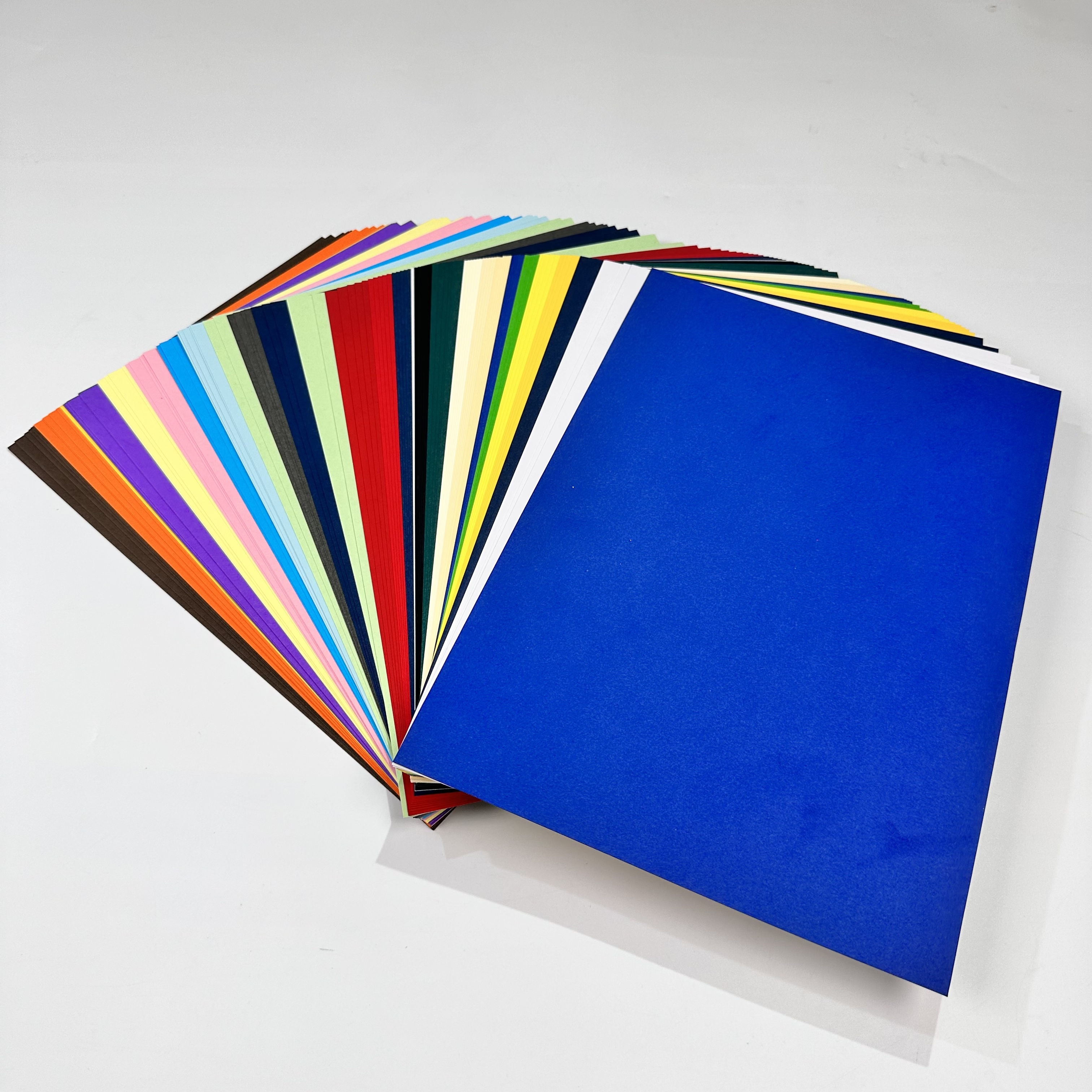 Картонная карточка размером 180gsm 250gsm 300gsm A4, цветная крафт-бумага