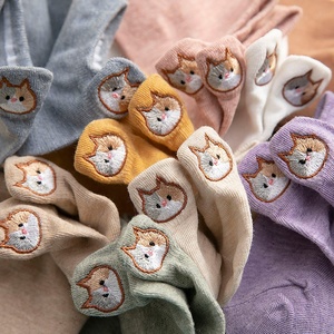 Vente en gros <span class=keywords><strong>de</strong></span> chaussettes courtes brodées avec logo chat mignon chaussettes d'été en coton à coupe basse pour femmes - Product Image 3