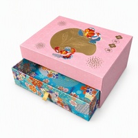 Boîte cadeau personnalisée en carton rose à motifs floraux avec gaufrage à chaud doré, logo personnalisé pour cosmétiques et cadeaux