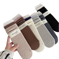 Les chaussettes mi-mollet à double côtes et à blocs de couleur sans couture pour l'automne et l'hiver sont polyvalentes et faciles à porter