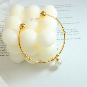 กำไลข้อมือสแตนเลสวินเทจ ชุบทอง ประดับมุกเทียม - Product Image 2