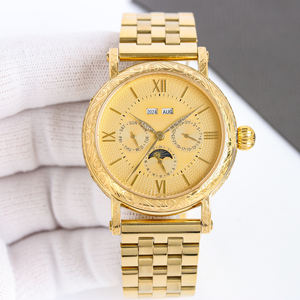 Reloj Sofisticado y Audaz con Calendario Completo y Fase Lunar, Chapado en Oro de 18K, Caja Grabada y Bisel con Patrón Tallado - Product Image 1