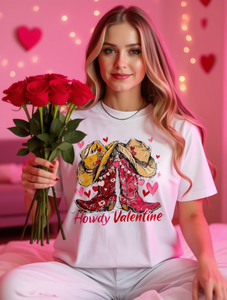 T-shirt da donna a maniche corte con stampa cappello e stivali da cowboy, vestibilità ampia, girocollo, abbigliamento promozionale per adulti - San Valentino - Product Image 2