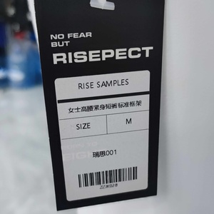 Etiquetas Colgantes Personalizadas de Lujo para Ropa con Logotipo y Nombre Impresos - Product Image 2