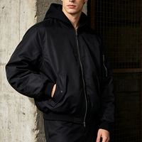 Veste d'hiver pour homme en nylon noir uni personnalisée, avec poche utilitaire, fermeture éclair, style streetwear rétro, veste bomber à capuche