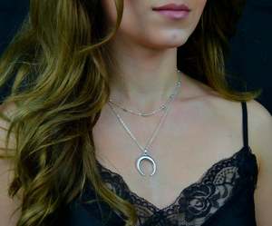 <span class=keywords><strong>Collana</strong></span> a strati da donna in acciaio inossidabile <span class=keywords><strong>con</strong></span> design a farfalla buddista di tendenza, <span class=keywords><strong>con</strong></span> ciondolo a doppio <span class=keywords><strong>corno</strong></span> placcato oro 18 carati e catena a maglie. - Product Image 4