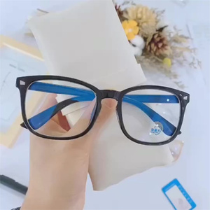 Promotion : Lunettes anti-lumière bleue populaires à rivets carrés, verres jaunes, <span class=keywords><strong>prix</strong></span> bas, monture optique personnalisée pour <span class=keywords><strong>myopie</strong></span> - Product Image 3
