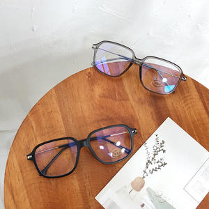 Qianai - Monturas de Gafas Rectangulares Tr90 Medianas con Protección Anti Luz Azul para Mujer - Product Image 5