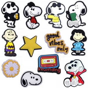 Vente chaude Intelligent et gentil personnage de chien de dessin animé Snoopie boucles de chaussures et Flying Ace Snoopie PVC sabot breloques de chaussures pour les enfants - Product Image 4