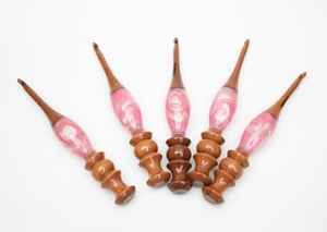 Crochets en résine et en bois, légers, durables, finition lisse, prise en main confortable, idéal pour le tricot, les projets de crochet, l'artisanat DIY - Product Image 3