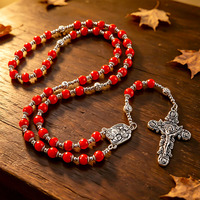 Collier chapelet rouge vibrant avec perles, crucifix floral et médaille sainte, en argent antique et rose