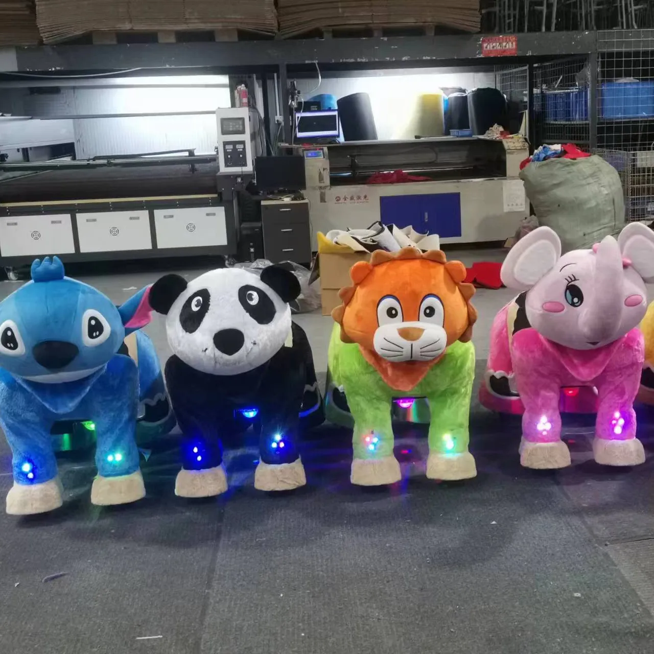 Le panda populaire de jeux de centre de jeu d'enfants montent sur le scooter électrique animal de peluche