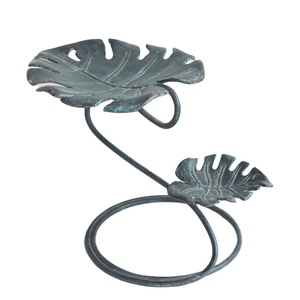 Verdigris Baño <span class=keywords><strong>de</strong></span> hierro fundido <span class=keywords><strong>para</strong></span> <span class=keywords><strong>pájaros</strong></span> <span class=keywords><strong>de</strong></span> <span class=keywords><strong>jardín</strong></span> y comedero <span class=keywords><strong>para</strong></span> <span class=keywords><strong>pájaros</strong></span> pequeños Producto decorativo atractivo <span class=keywords><strong>para</strong></span> observación <span class=keywords><strong>de</strong></span> aves en el patio trasero - Product Image 2