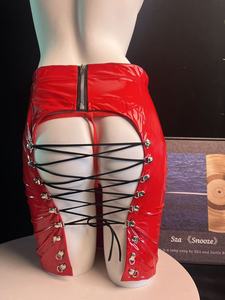 Mini-jupe en cuir verni noir sexy pour clubbing avec chaîne en forme de cœur, vente en gros, fournisseur OEM en vrac pour femmes - Product Image 4