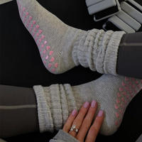 Fabricant de chaussettes de yoga à volants tendance de haute qualité pour femmes Cherry Crew Logo personnalisé antidérapant brodé Pilates Grip Ruffle