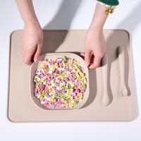 Fabricant de napperons écologiques sur mesure pour table à manger, tapis en silicone pliables, imperméables et antidérapants.