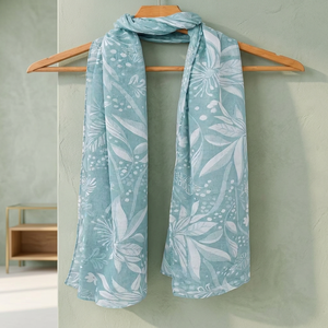 Bufanda Sintética con Tejido Texturizado en Tono Azul Cielo - Estampado Floral y Flecos Decorativos para el Cuello y para Viajar - Product Image 2