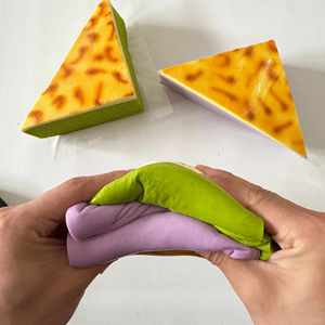 Jouet à presser en PU en forme de triangle, motif Tigress Cheese, créatif, unisexe, amusant, à rebond lent, anti-stress, pour Taros Matcha - Product Image 1