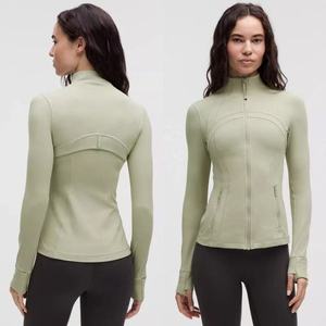 Aanpasbare Crèmekleurige Yogajack Met Volledige Ritssluiting Voor Dames-Atletisch Jack Met Gouden Ritsen, Rekbare Gym En Dagelijkse Kleding - Product Image 4
