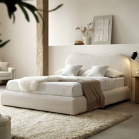 Lit capitonné de luxe moderne avec tête de lit incurvée en bois, ottoman de rangement beige en bouclette et grand espace de rangement, mobilier de chambre