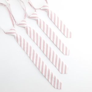 เนคไทสำเร็จรูปสำหรับนักเรียน ขายส่ง สีขาว สายรัดแน่น ปลอดภัย สีชมพูอ่อน ลายทาง ผ้าฝ้าย สำหรับเด็กชายและเด็กหญิง ระดับประถม - Product Image 4