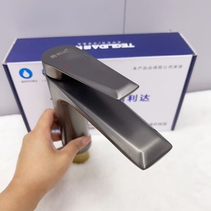 Grifo de Lavabo de un Solo Orificio Teglida, Color Gris Metálico, Acero Inoxidable 304, Montaje en Cubierta, Agua Fría y Caliente - Product Image 3