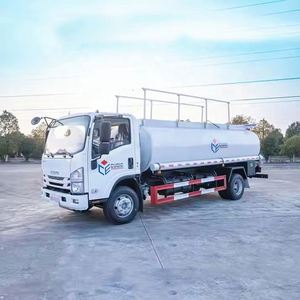 Camion-citerne Isuzu 4x2 de 10 m³ pour le ravitaillement en pétrole brut, essence et diesel - Product Image 3