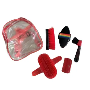 完整的背包塑料马美容套件必不可少的日常马护理产品，包括清洁工具