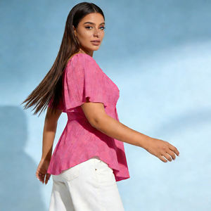 Chemise à manches courtes à col en V, style streetwear, coupe ajustée, été, avec un devant torsadé, style peplum, mi-longue, respirante, mélange de spandex, haut pour femmes - Product Image 4