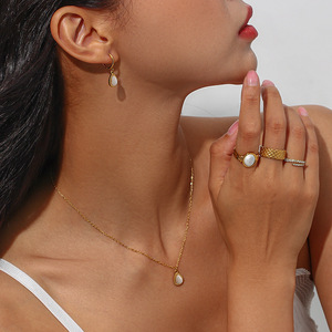 Ensemble de bijoux élégants en acier inoxydable plaqué or avec pendentif en cristal œil de chat et boucles d'oreilles - Product Image 6