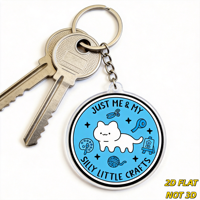 Porte-clés Just Me & My Silly Little Crafts, breloque ronde en acrylique bleue avec chat blanc, fil à tricoter, ciseaux, pendentif mignon pour loisirs créatifs DIY