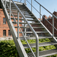 Escalier en treillis d'acier inoxydable personnalisable, anti-corrosion, pour escaliers métalliques extérieurs, systèmes de toiture et de drainage