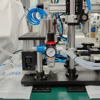 Machine de remplissage et de bouchage pneumatique LIENM à 2 têtes en acier inoxydable pour le conditionnement et la fermeture de parfums et cosmétiques