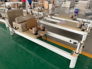 Equipo de Estudio Comercial de Alta Calidad, Reformer de Aluminio Blanco y Negro para Pilates - Product Image 6