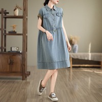 Nouvelle Robe Chemise en Jean Bleu Pâle pour Femme, Manches Courtes Raglan, Bordure Contrastante, Poches à Rabat, Tissu Fin et Doux, Style Chic – Collection Été 2026 (Vente en Gros)