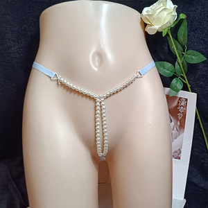 Tanga sexy de mujer más vendida con entrepierna abierta, cadenas de cuentas, tiro bajo, lencería de nailon teñido liso con perlas y bolas. - Product Image 1