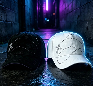 Gorra de béisbol deportiva de 5 paneles de color sólido con letras estilo urbano, bordado de línea curva con cuentas de cristal brillantes y ajuste regulable - Product Image 1
