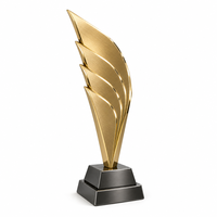 Trophée en aluminium avec deux tiges argentées torsadées sous un losange doré, imprimé UV, écologique, pour récompenses