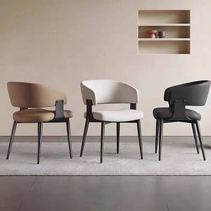 Sedia <span class=keywords><strong>da</strong></span> <span class=keywords><strong>Pranzo</strong></span> con Braccioli dal Design Italiano Contemporaneo e Minimalista, in Pelle PU, Schienale Curvo, Gambe in Metallo, per Sala <span class=keywords><strong>da</strong></span> <span class=keywords><strong>Pranzo</strong></span> - Product Image 3