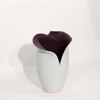 Vase en céramique ondulé irrégulier artistique, extérieur blanc moucheté, intérieur violet, décoration d'intérieur, pour table, mariage, salon