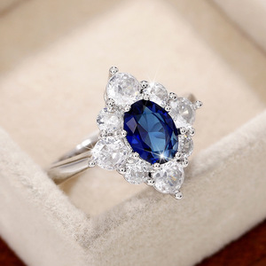 Anello di forma ovale di colore blu dal design elegante per donna - Product Image 5