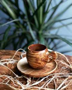 Tasse à thé en bois artisanale fabriquée à partir de bois naturel, parfaite pour servir du thé, du café et des boissons à base de plantes tout en soutenant - Product Image 2