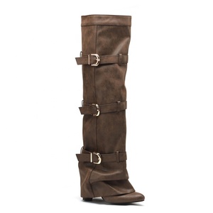 Bottes hautes pour femmes avec boucles de ceinture superposées, styles personnalisés, talons épais, en daim souple plissé - Product Image 3