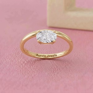 Anillo de Compromiso de Oro con Diamante Ovalado Corte Este-Oeste y Banda Lisa para Joyería Fina Moderna y Minimalista - Product Image 1