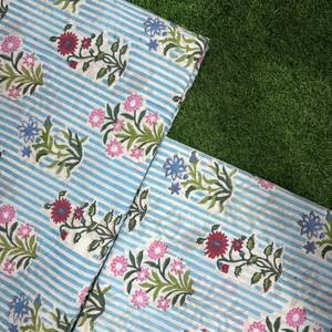 Tela de Algodón Ligera y Transpirable con Estampado Floral Multicolor en Azul Cielo, Hecha a Mano - Product Image 4