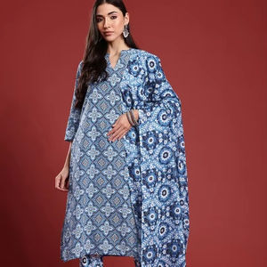 Kurta regular estampada con motivos étnicos con pantalones y con Dupatta - Product Image 1