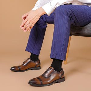 Zapatos brogue de cuero genuino para hombre con punta cuadrada retro, cosidos a mano, ligeros, transpirables, antideslizantes y de estilo casual. - Product Image 3